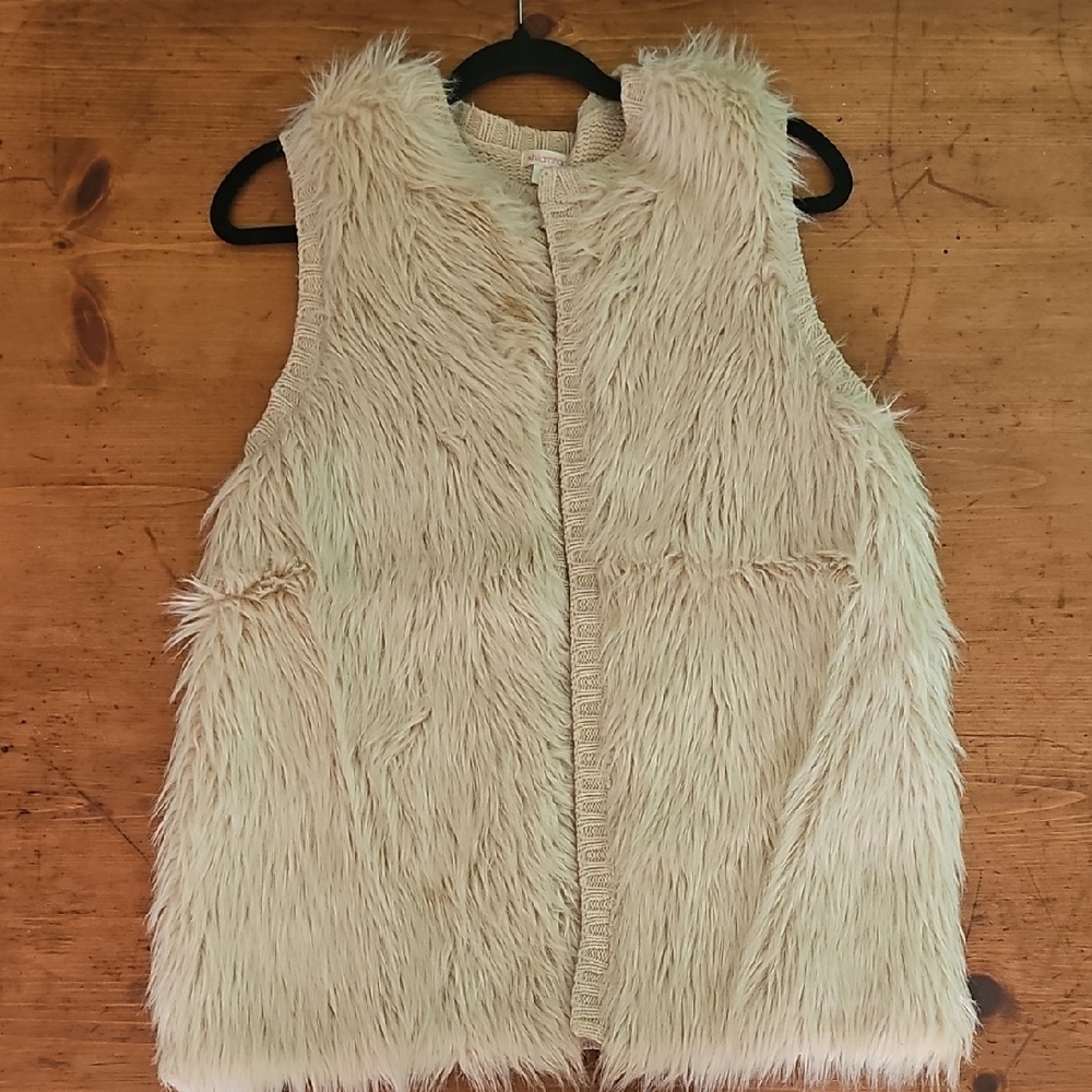 Xhilaration Textured Knit Vest in Cream